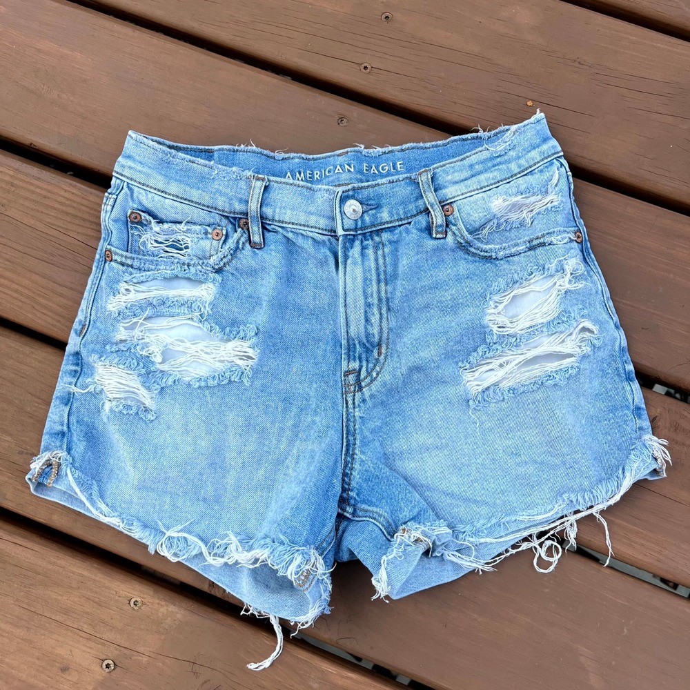 American Eagle Jean Shorts  Relaxed Light Wash Distressed Strigid Denim Size 4